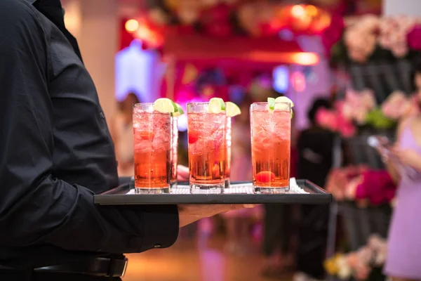 Refreshing Alcohol Red Cocktails Ice Lemon Waiter Plate Evening Event — Stock Photo, Image