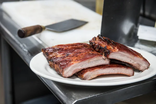 Côtes Porc Marinade Cuites Coupées Sur Cuisine Servies Sur Assiette — Photo