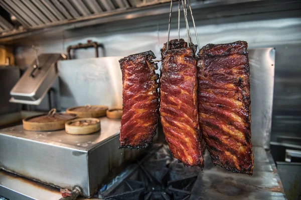 Costelas Porco Marinada Cozido Pronto Para Servir Cozinha Restaurante — Fotografia de Stock