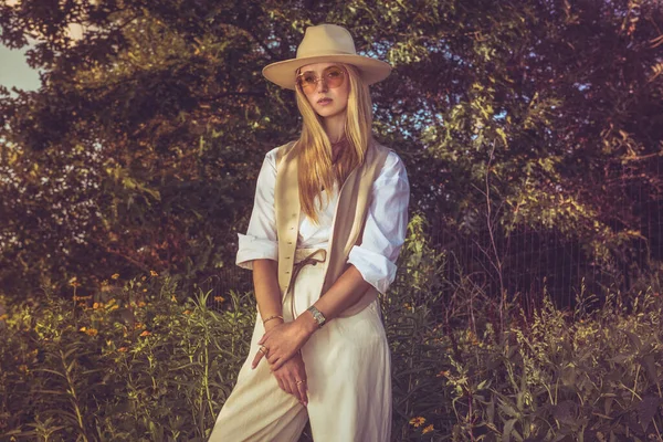 Mooie Vrouw Zomerse Stijl Witte Outfit Met Hoed Zonnebril Shirt — Stockfoto