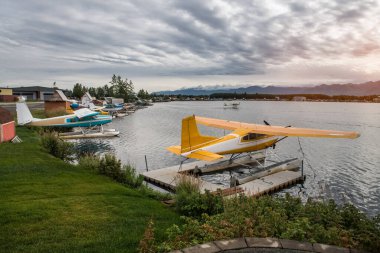 Alaska, Anchorage 'daki gölde su havalimanında özel su uçakları park edilmiş.