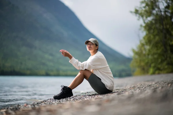 Junge Frau Sitzt Sportkleidung Auf Alaska Reise Bergsee — Stockfoto