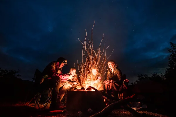 Grupp Vänner Kyla Och Varmt Nära Brasa Camping Vandring Resa — Stockfoto