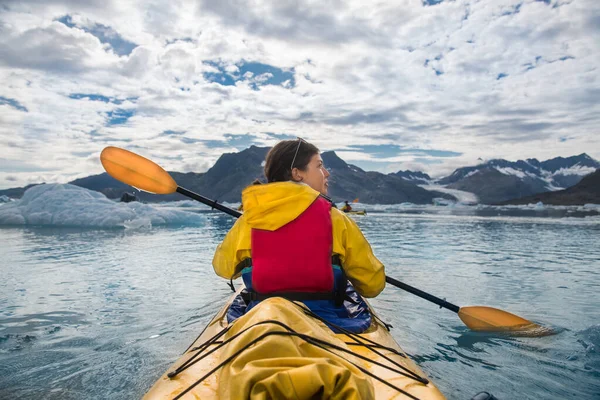 Vrouw Peddelen Een Kano Een Ijzige Baai Alaska Verkennen Gletsjers — Stockfoto