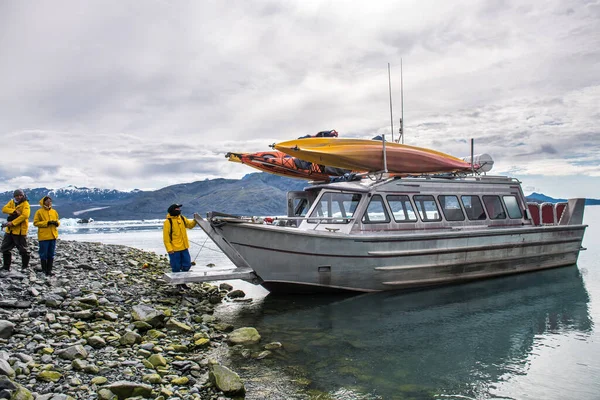 Mann Mit Besatzungsmitgliedern Von Wissenschaftlicher Expedition Entladen Das Schiff Das — Stockfoto