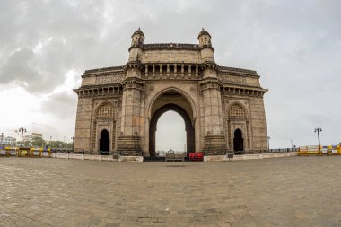 Hindistan'ın kapısı, Mumbai, Maharashtra, Hindistan. En popüler turistik. Dünyanın dört bir yanından insanlar her yıl bu anıtı ziyarete geliyor..