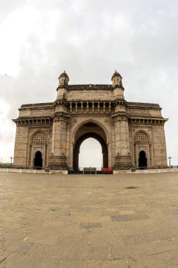Hindistan'ın kapısı, Mumbai, Maharashtra, Hindistan. En popüler turistik. Dünyanın dört bir yanından insanlar her yıl bu anıtı ziyarete geliyor..