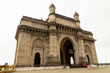 Hindistan'ın kapısı, Mumbai, Maharashtra, Hindistan. En popüler turistik. Dünyanın dört bir yanından insanlar her yıl bu anıtı ziyarete geliyor..
