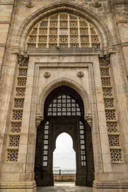 Hindistan'ın kapısı, Mumbai, Maharashtra, Hindistan. En popüler turistik. Dünyanın dört bir yanından insanlar her yıl bu anıtı ziyarete geliyor..