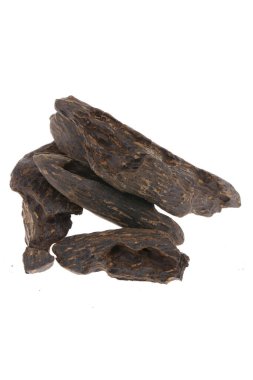 Seçici Odak Noktası, Agar Ormanı Çubukları ya da Agarwood Arkaplanı Tütsü için kullanılan tütsü Cipsleri Oud ya da Bakhoor gibi gerekli yağların parfümleri