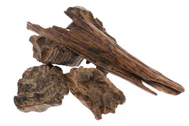 Seçici Odak Noktası, Agar Ormanı Çubukları ya da Agarwood Arkaplanı Tütsü için kullanılan tütsü Cipsleri Oud ya da Bakhoor gibi gerekli yağların parfümleri
