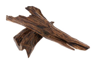 Seçici Odak Noktası, Agar Ormanı Çubukları ya da Agarwood Arkaplanı Tütsü için kullanılan tütsü Cipsleri Oud ya da Bakhoor gibi gerekli yağların parfümleri