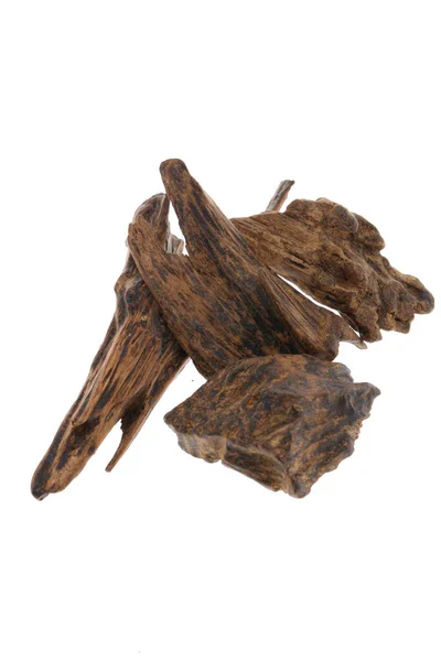 Seçici Odak Noktası, Agar Ormanı Çubukları ya da Agarwood Arkaplanı Tütsü için kullanılan tütsü Cipsleri Oud ya da Bakhoor gibi gerekli yağların parfümleri