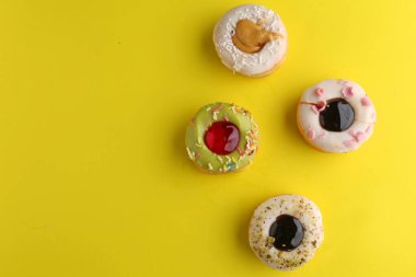 Çikolata parçalı kurabiyelerin üzerinde bir dilim çikolatanın fotokopi alanı olan bir fotoğraf.