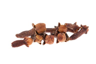 Karanfil baharatı. Bazı kurumuş karanfiller, beyaz arka planda izole edilmiş, açık gölgeli makro yakın plan..