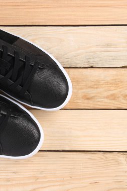 Tahta arka planda fotokopi alanı olan spor ayakkabılar. Üst Manzara. Eski efekt.