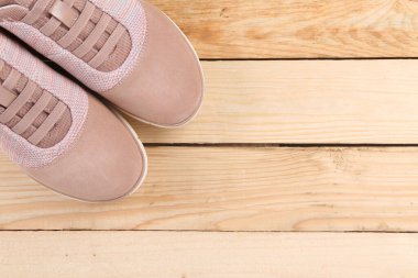 Tahta arka planda fotokopi alanı olan spor ayakkabılar. Üst Manzara. Eski efekt.