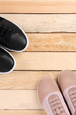 Tahta arka planda fotokopi alanı olan spor ayakkabılar. Üst Manzara. Eski efekt.