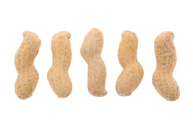 Fıstık ezmesi kabuk bir kırık içinde iki tohum izole beyaz arka planda