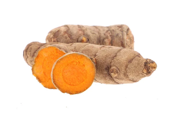 Beyaz arkaplanda zerdeçal tozu ve zerdeçal izole edildi.