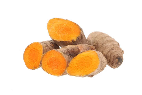 Beyaz arkaplanda zerdeçal tozu ve zerdeçal izole edildi.