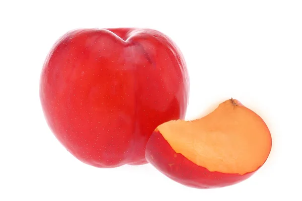Isolerade Plommon Och Halv Röd Plommon Frukt Med Blad Isolerade — Stockfoto