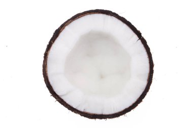 Beyaz zemin üzerinde palmiye yaprakları olan taze hindistan cevizi. Yüksek çözünürlük