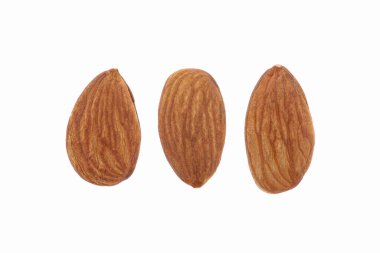 Badem izole edilmiş. Beyaz arka planda badem. Badem hazır. Tam alan derinliği.