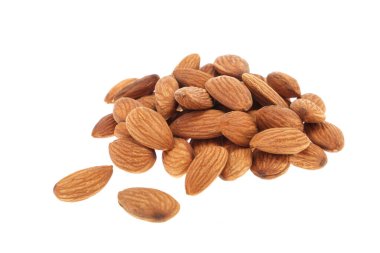 Badem izole edilmiş. Beyaz arka planda badem. Badem hazır. Tam alan derinliği.