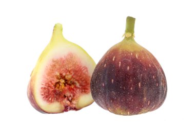 Taze mor incir meyvesi ve beyaz arka planda yapraklı dilimler.