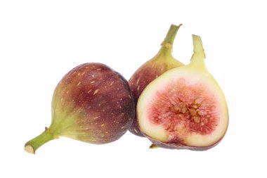 Taze mor incir meyvesi ve beyaz arka planda yapraklı dilimler.