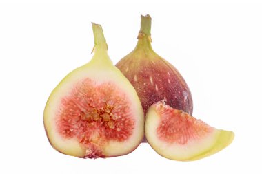 Taze mor incir meyvesi ve beyaz arka planda yapraklı dilimler.