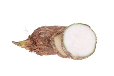 Beyaz arbi ya da Aravi kökleri üzerinde tek kesikli tatlı taro kökü grubu