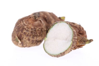 Beyaz arbi ya da Aravi kökleri üzerinde tek kesikli tatlı taro kökü grubu