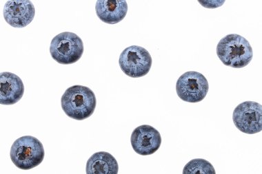 Yabanmersini. Beyaz arka planda izole edilmiş yaban mersini kasesi. kırpma yolu ile.