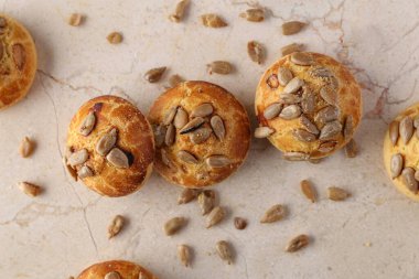 mermer arkaplan üzerinde metin için ayçiçeği tohumlu kurabiyeler ve boşluk düz konum