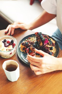 Kafe portre sağlıklı kahvaltı kız