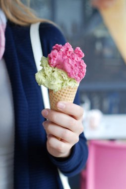 Renkli dondurma koni closeup içinde tutan el