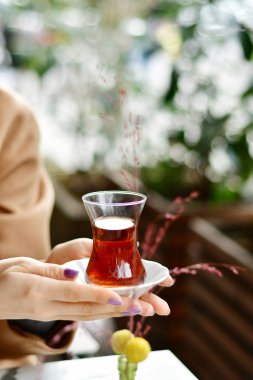 Türk çayı bardağı tutan kadın el