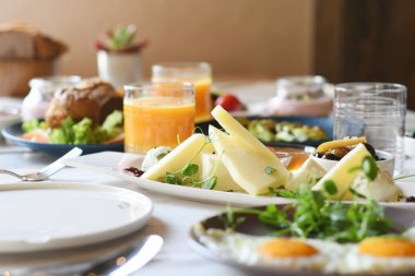 Lezzetli yemekler bir masada çeşitli tabaklarda servis