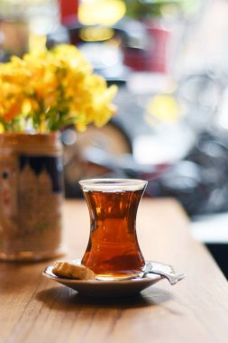 Masada geleneksel türk bardağında çay