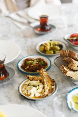 Masa üzerinde çeşitli tabaklar ile Türk kahvaltısı