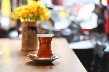 Masada geleneksel türk bardağında çay