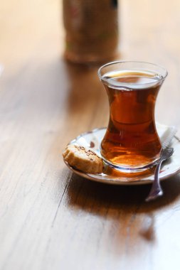 Masada geleneksel türk bardağında çay
