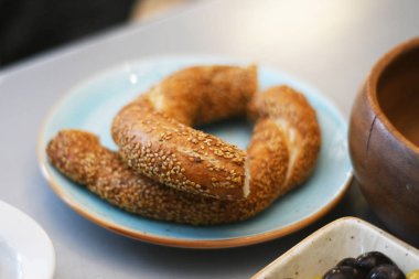 Türk simit bir tabak closeup üzerinde kesilmiş