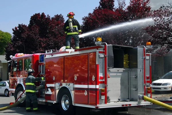 Πυροσβέστες Χρησιμοποιώντας Νερό Canon Πυροσβεστικό Όχημα Σβήσει Πυρκαγιά Διαμερισμα — Φωτογραφία Αρχείου