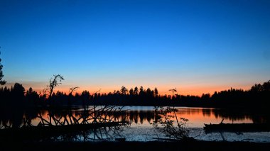 Manzanita Gölü, Lassen Volkanı Ulusal Parkı, Kaliforniya, ABD. Yapılacak çok şey varken kesinlikle çok güzel. Yürüyüş, Bisiklet, Yüzme, Kamp, Dağ tırmanışı, Birçok Gölde ve nehirde Balıkçılık