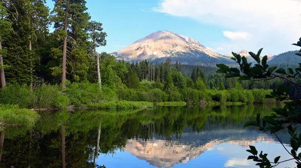 曼萨尼塔湖 拉森火山国家公园 加利福尼亚 绝对漂亮 有这么多事情要做 在许多湖泊和溪流中远足 骑自行车 爬山和钓鱼 — 图库照片