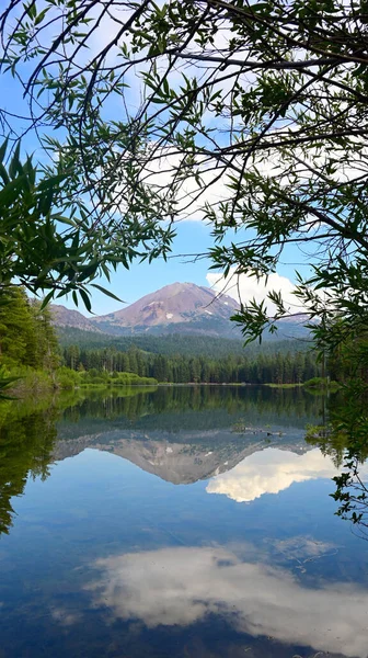曼萨尼塔湖 拉森火山国家公园 加利福尼亚 绝对漂亮 有这么多事情要做 在许多湖泊和溪流中远足 骑自行车 爬山和钓鱼 — 图库照片