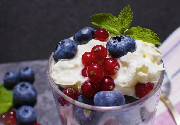 Yogurt Currants Blueberries Dark Background — Stock Photo, Image